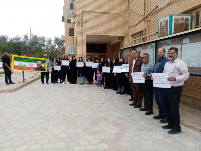 دانشجویان مرکز علمی کاربردی آران و بیدگل در محوطه این دانشگاه تجمع کردند